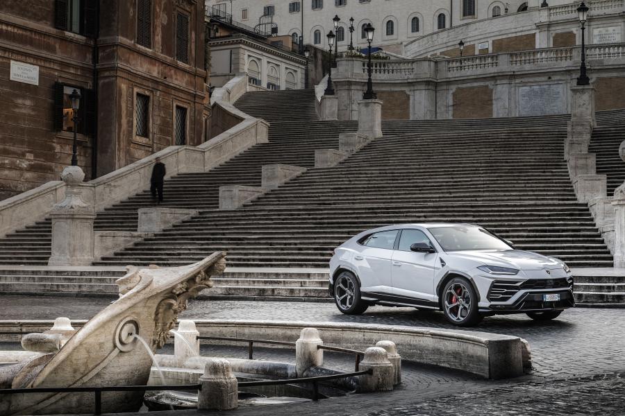  Lamborghini Urus Shiny Black Package 2018 года  (фото 27 из 40)